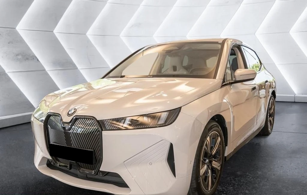 BMW iX xDrive45/FACELIFT/SPORTPACK/H&K/LED/ICONIC GLOW/ - изображение 2