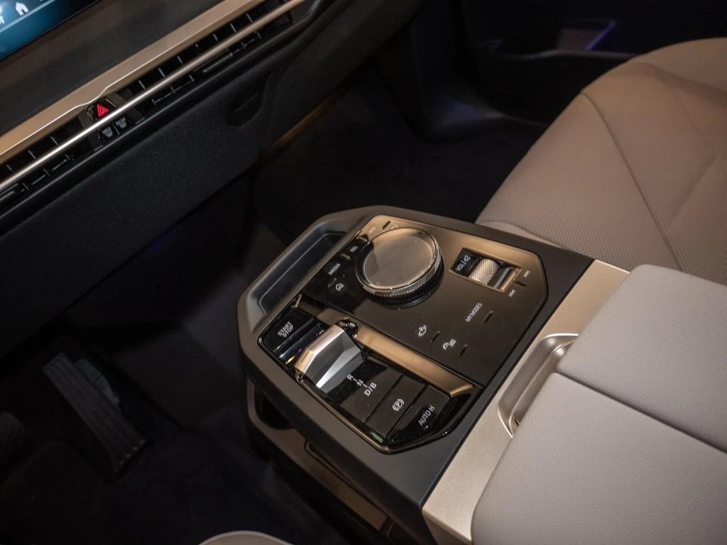 BMW iX xDrive45/FACELIFT/SPORTPACK/H&K/LED/ICONIC GLOW/ | Mobile.bg   11