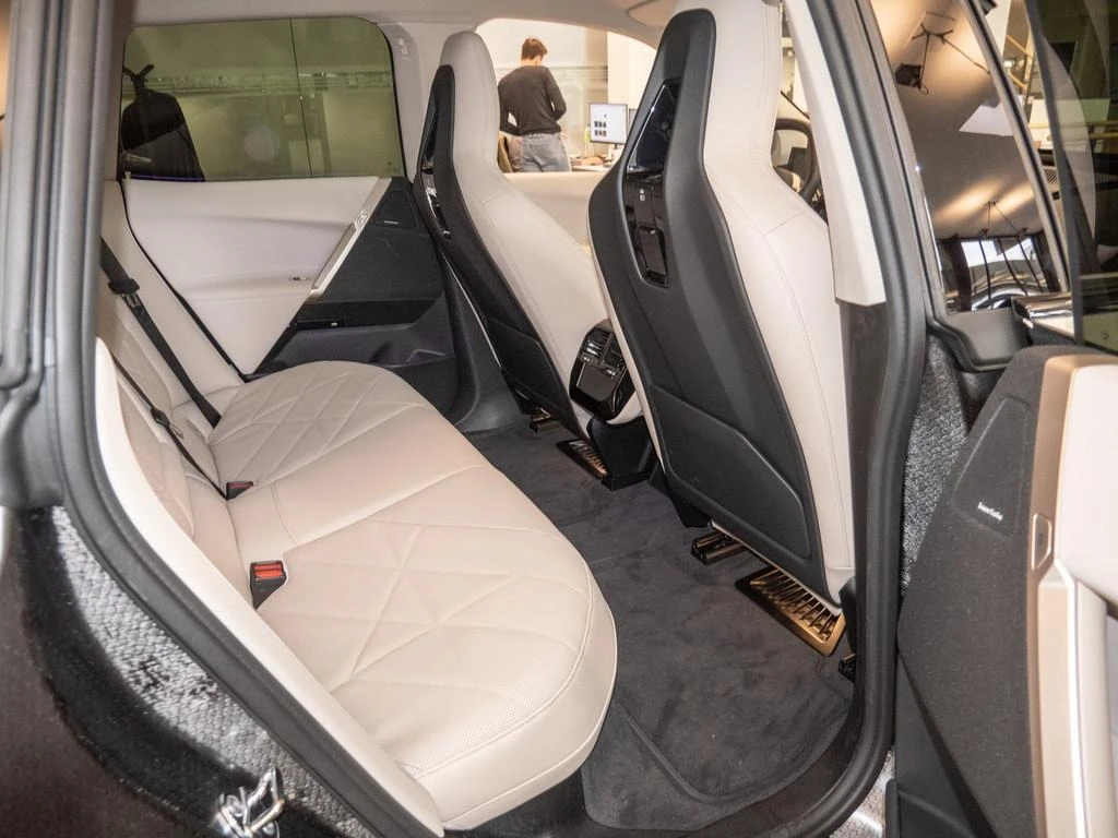 BMW iX xDrive45/FACELIFT/SPORTPACK/H&K/LED/ICONIC GLOW/ | Mobile.bg   15