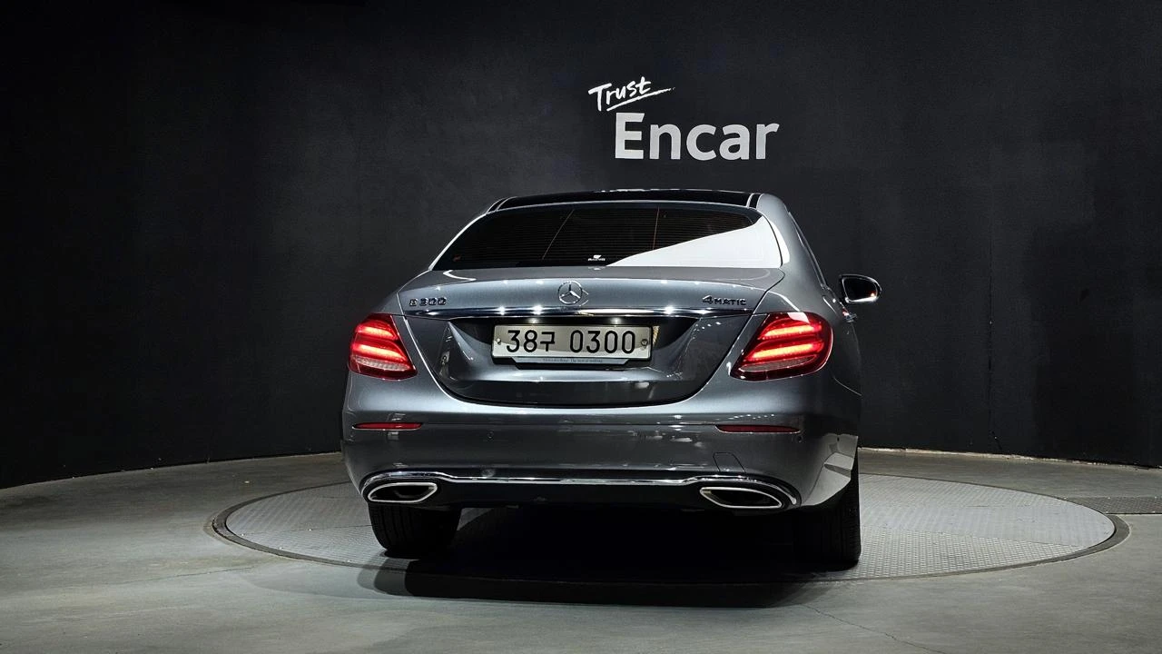 Mercedes-Benz E 300 4Matic* Дигитал* обдух* 360* HeadUp* Пано* Подгрев, снимка 4 - Автомобили и джипове - 54694261