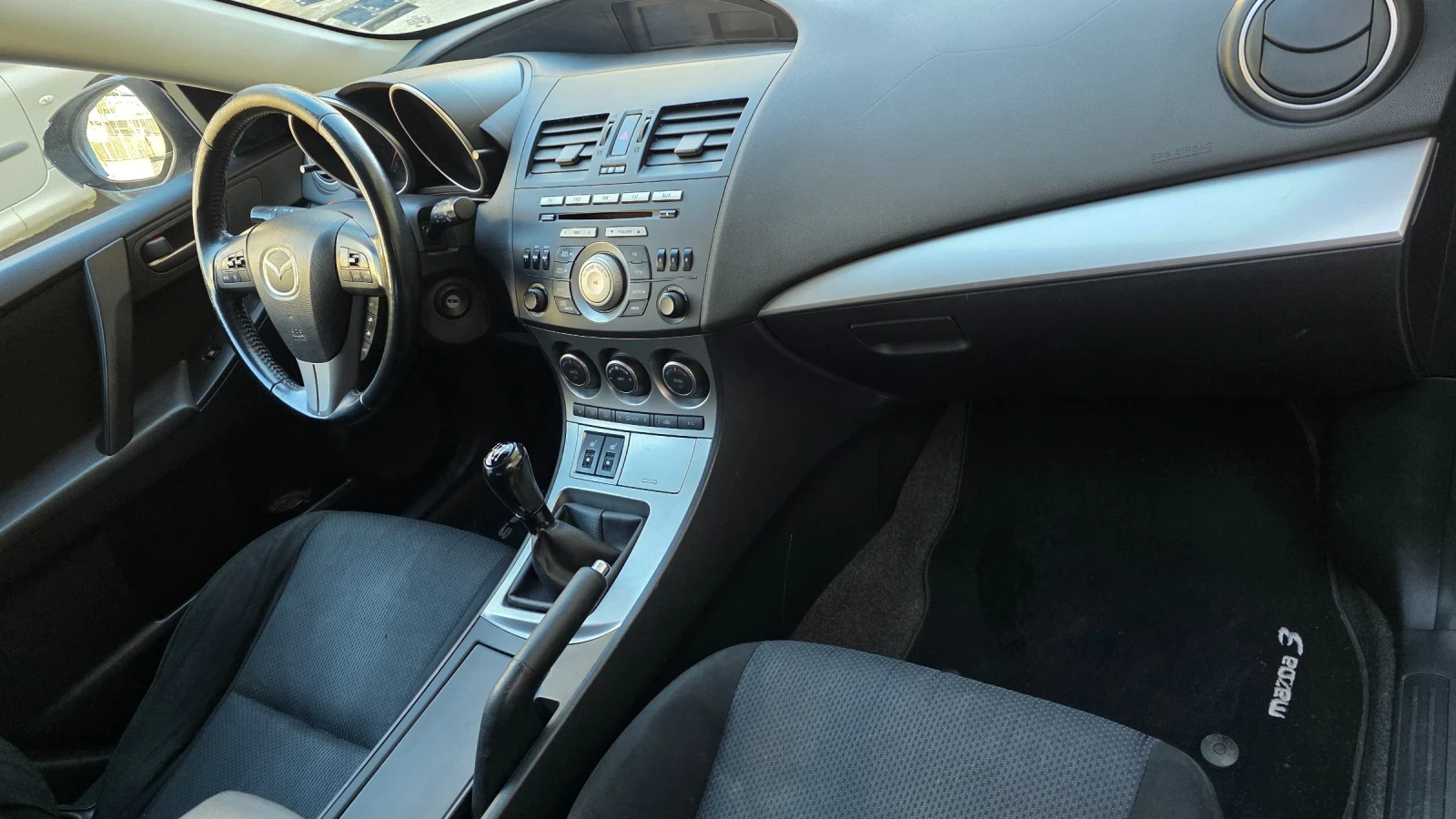 Mazda 3 6 скорости, подгряване, парктроник, снимка 3 - Автомобили и джипове - 55892418