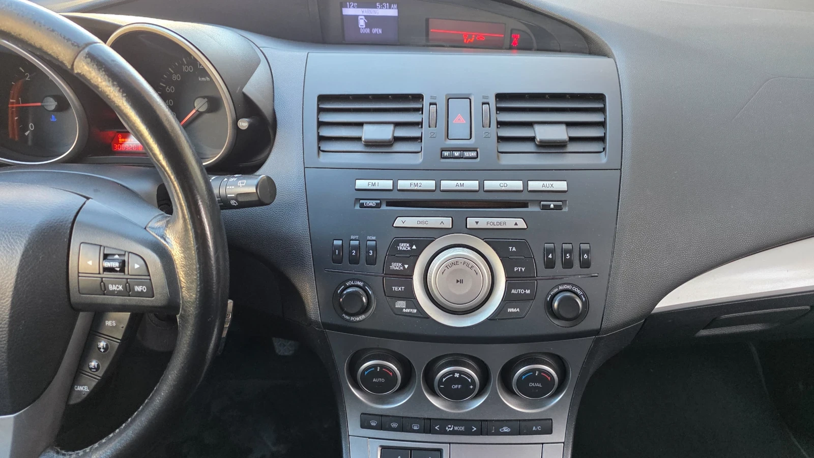 Mazda 3 6 скорости, подгряване, парктроник, снимка 4 - Автомобили и джипове - 55892418