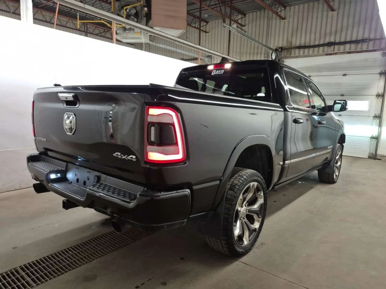 Dodge RAM 1500 LIMITED CREW CAB SHORT BED/ВЪЗДУХ/ОБДУХ/ПАНО, снимка 3 - Автомобили и джипове - 56170186