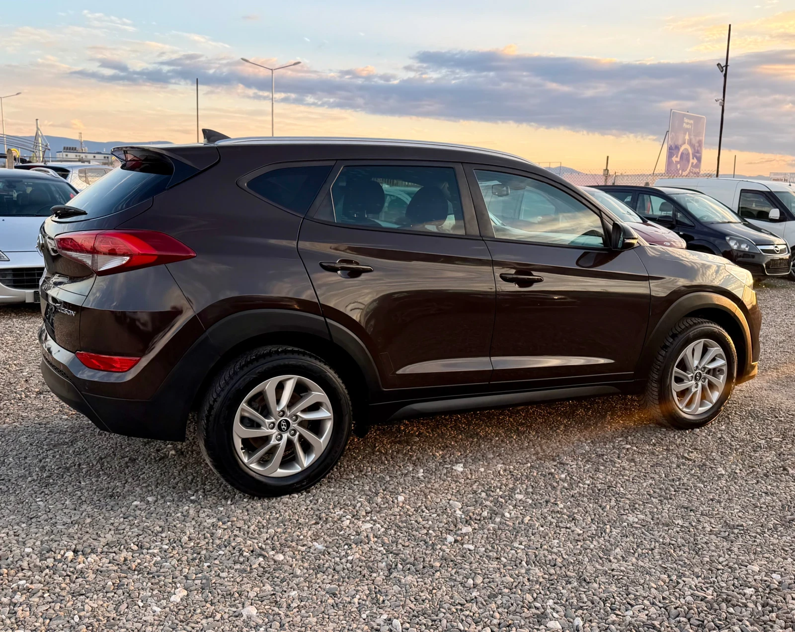 Hyundai Tucson 1.7CRDI* НАВИГАЦИЯ* КАМЕРА* ЛИЗИНГ * , снимка 4 - Автомобили и джипове - 56262332