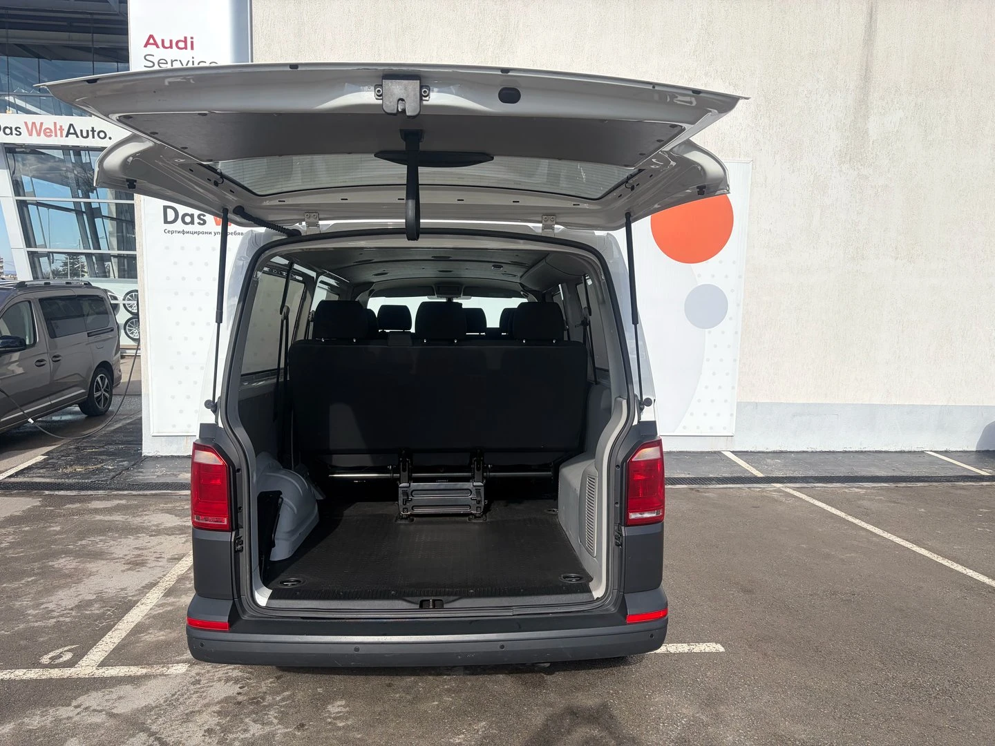 VW Transporter Kombi L TDI 4MO BMT 6.7 m3 - изображение 4