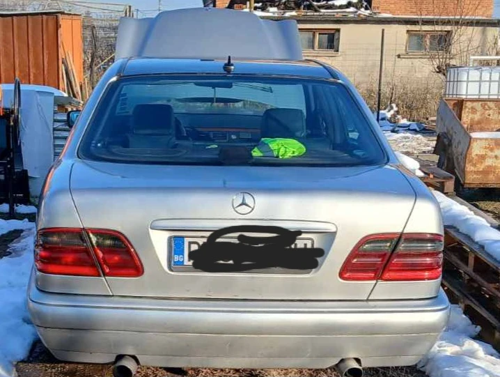 Mercedes-Benz E 220, снимка 3 - Автомобили и джипове - 48724209