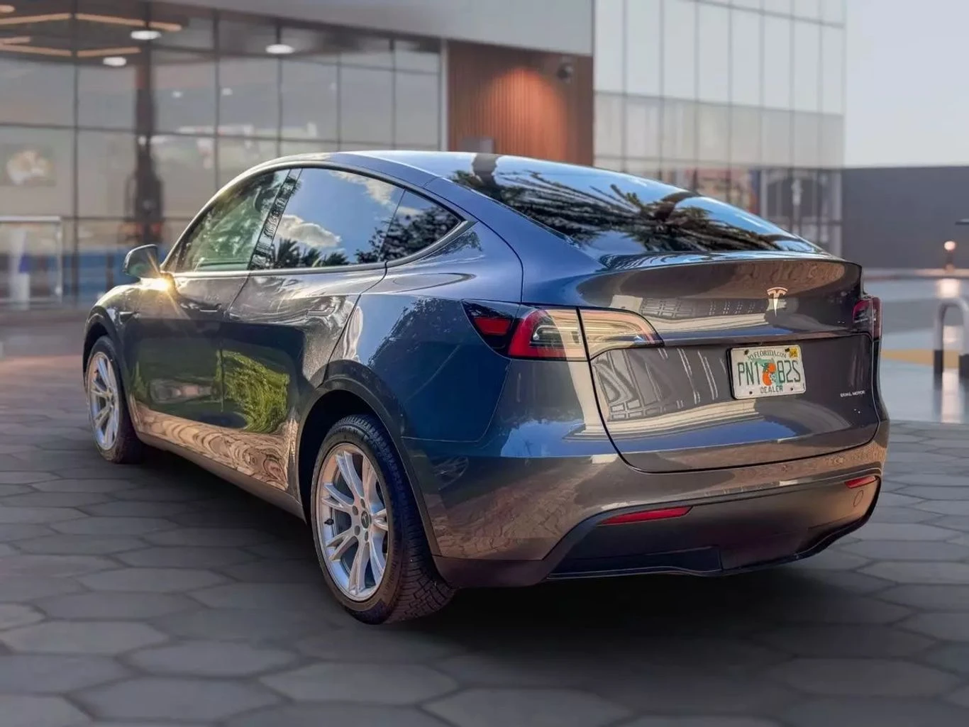Tesla Model Y LONG RANGE SPORT * ЦЕНА ДО БЪЛГАРИЯ * (CARFAX) - изображение 4