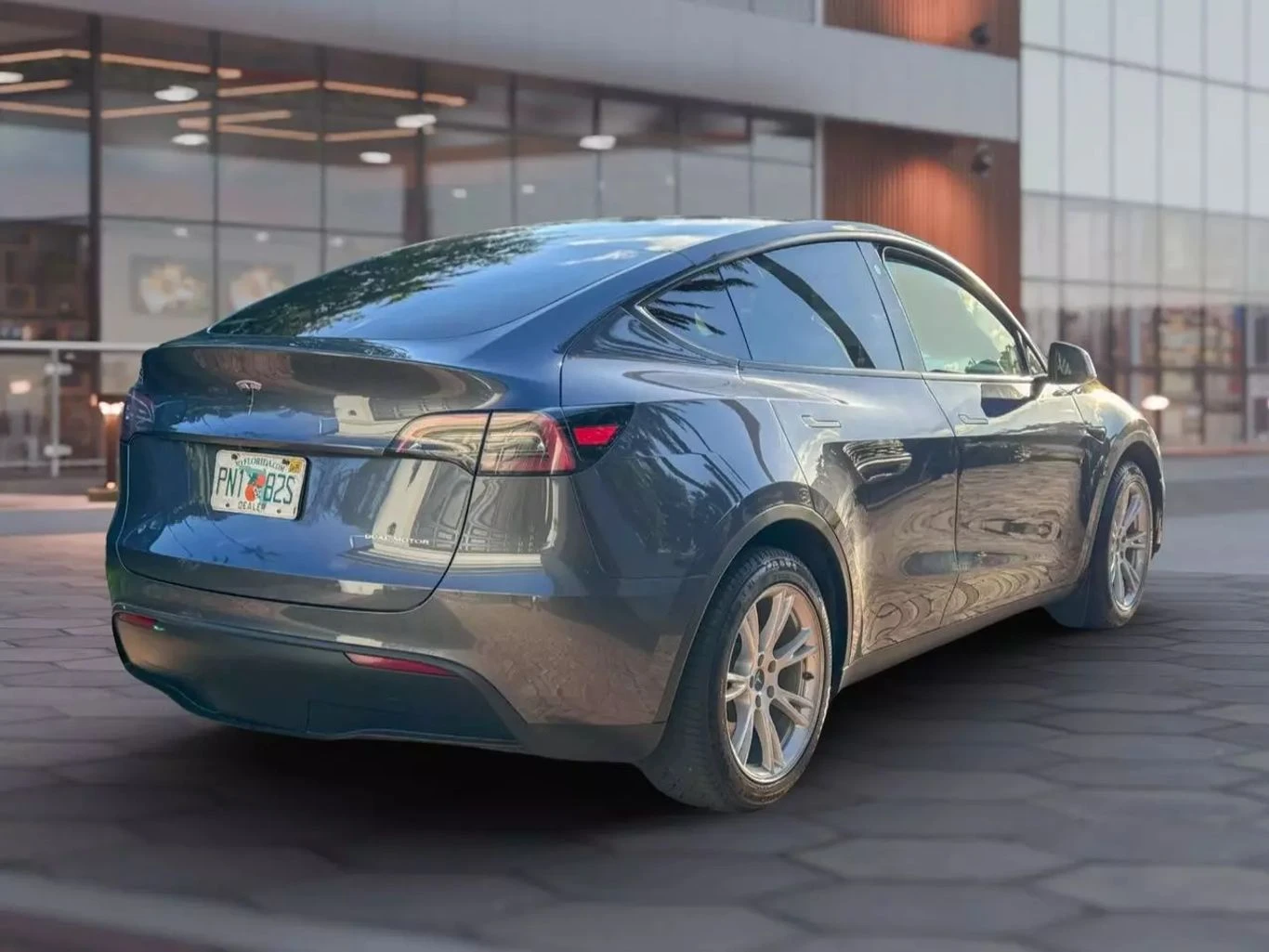 Tesla Model Y LONG RANGE SPORT * ЦЕНА ДО БЪЛГАРИЯ * (CARFAX) - изображение 5