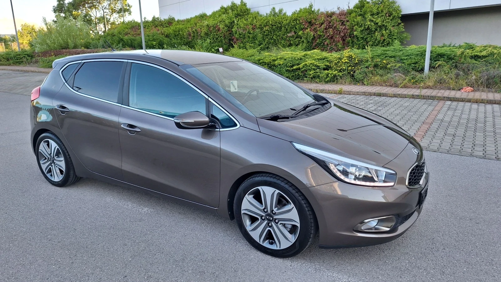 Kia Ceed 1.6- Нави-парктроник., снимка 2 - Автомобили и джипове - 54935219