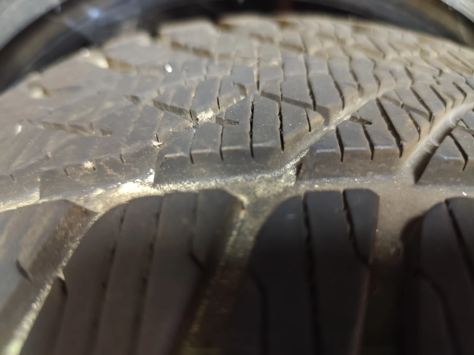 Гуми Зимни 225/45R17, снимка 2 - Гуми и джанти - 55967559