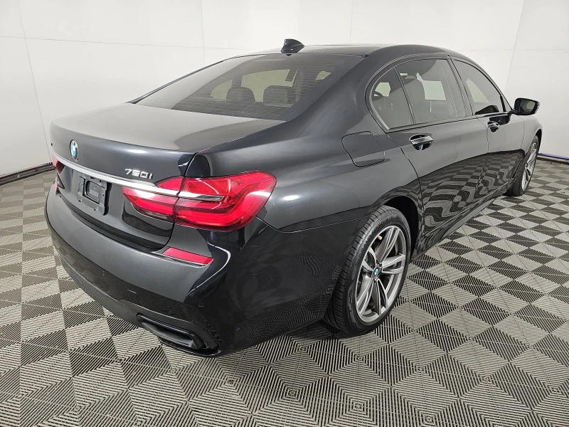 BMW 750 M* SPORT* XDRIVE* HARMON* KARDON* МАСАЖ* ХЕДЪП* ПА, снимка 2 - Автомобили и джипове - 52574832