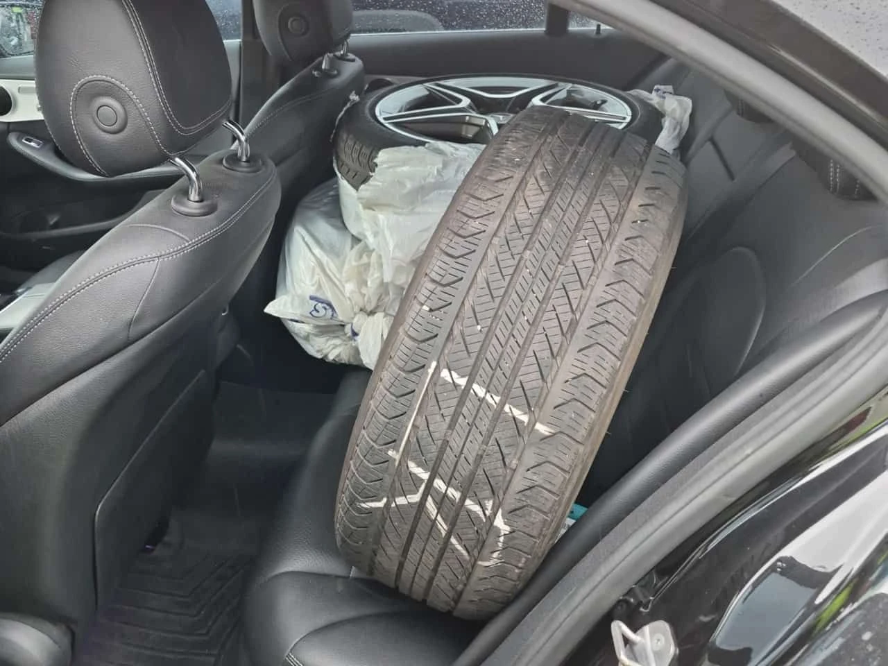 Mercedes-Benz C 300 * CARFAX * ЦЕНА ДО БГ, снимка 12 - Автомобили и джипове - 54237132