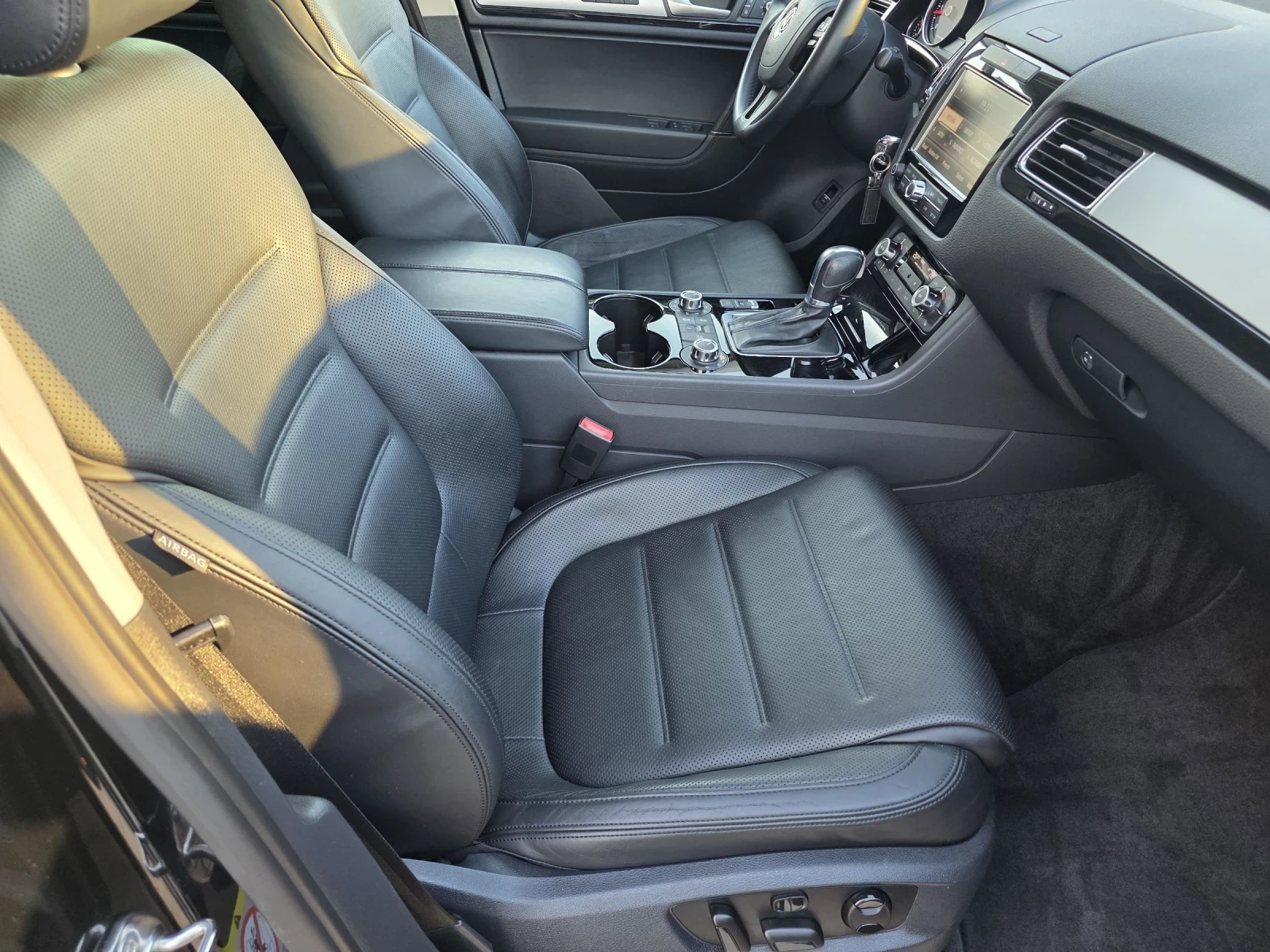 VW Touareg 3.0TDI FULL SERVICE HISTORY , снимка 8 - Автомобили и джипове - 54558908