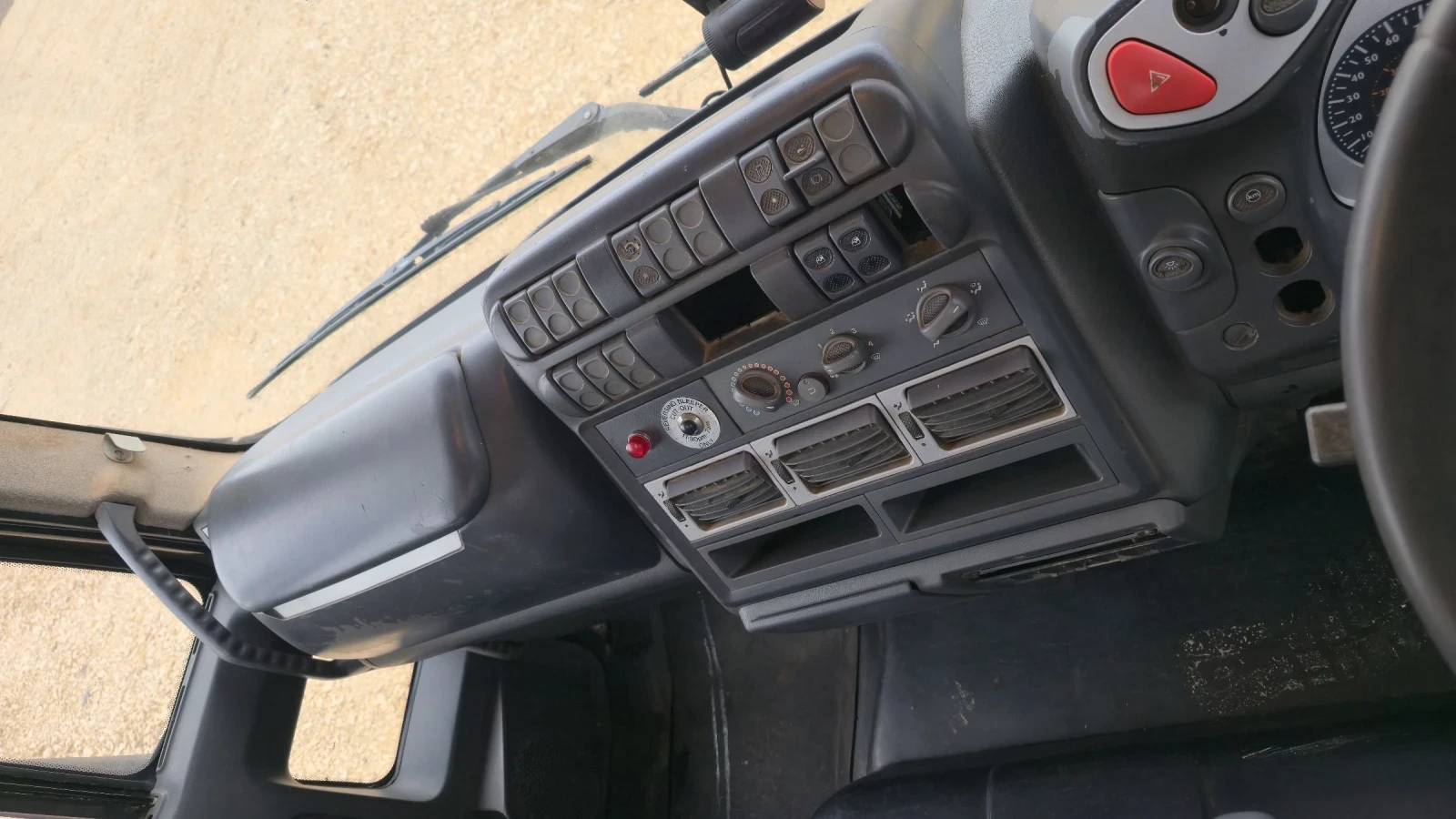 Iveco Eurocargo120e Самосвал + Кран - изображение 9