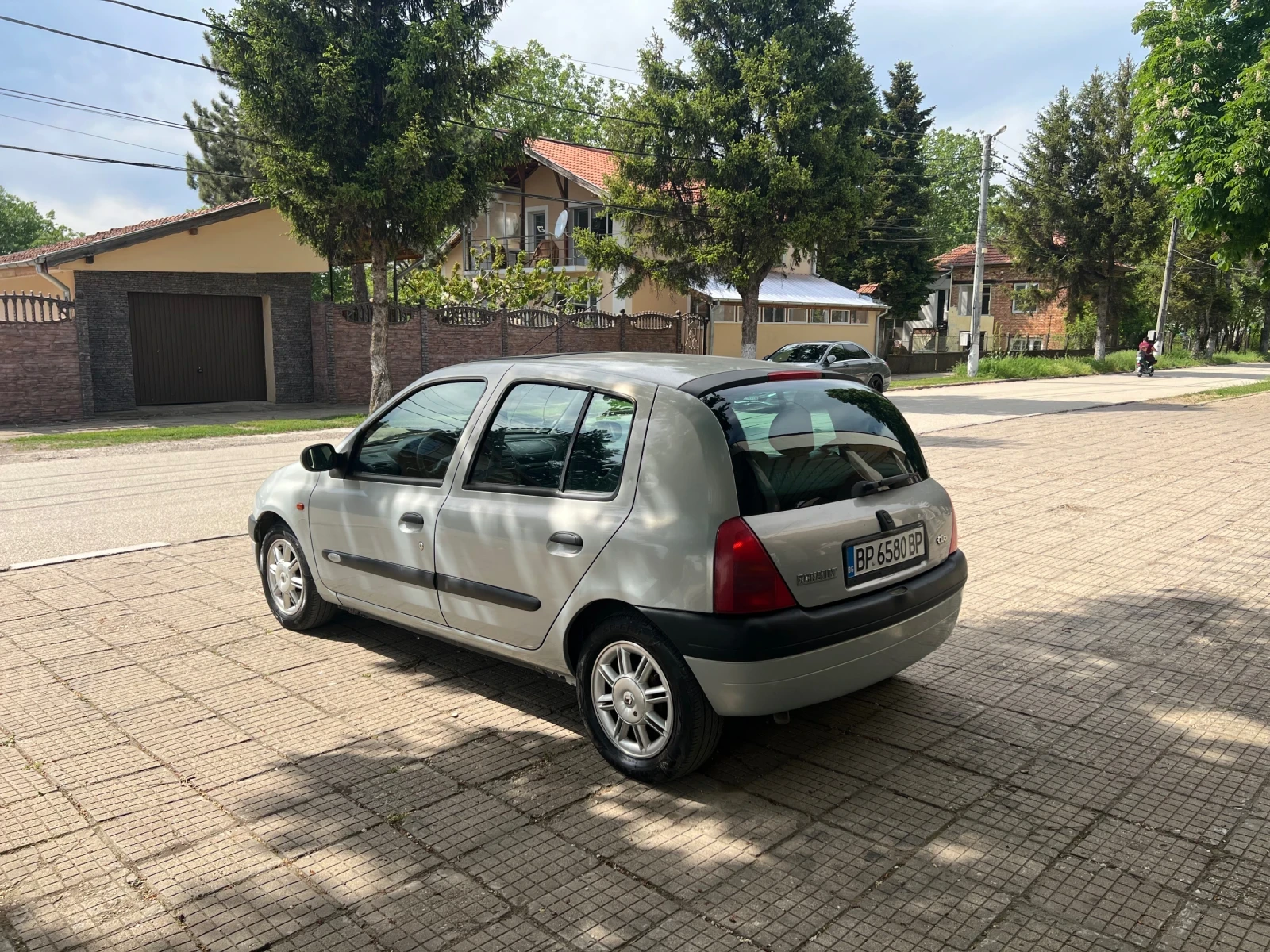 Renault Clio 1.6 8V Initiale Paris - Поръчково изпълнение! - изображение 7