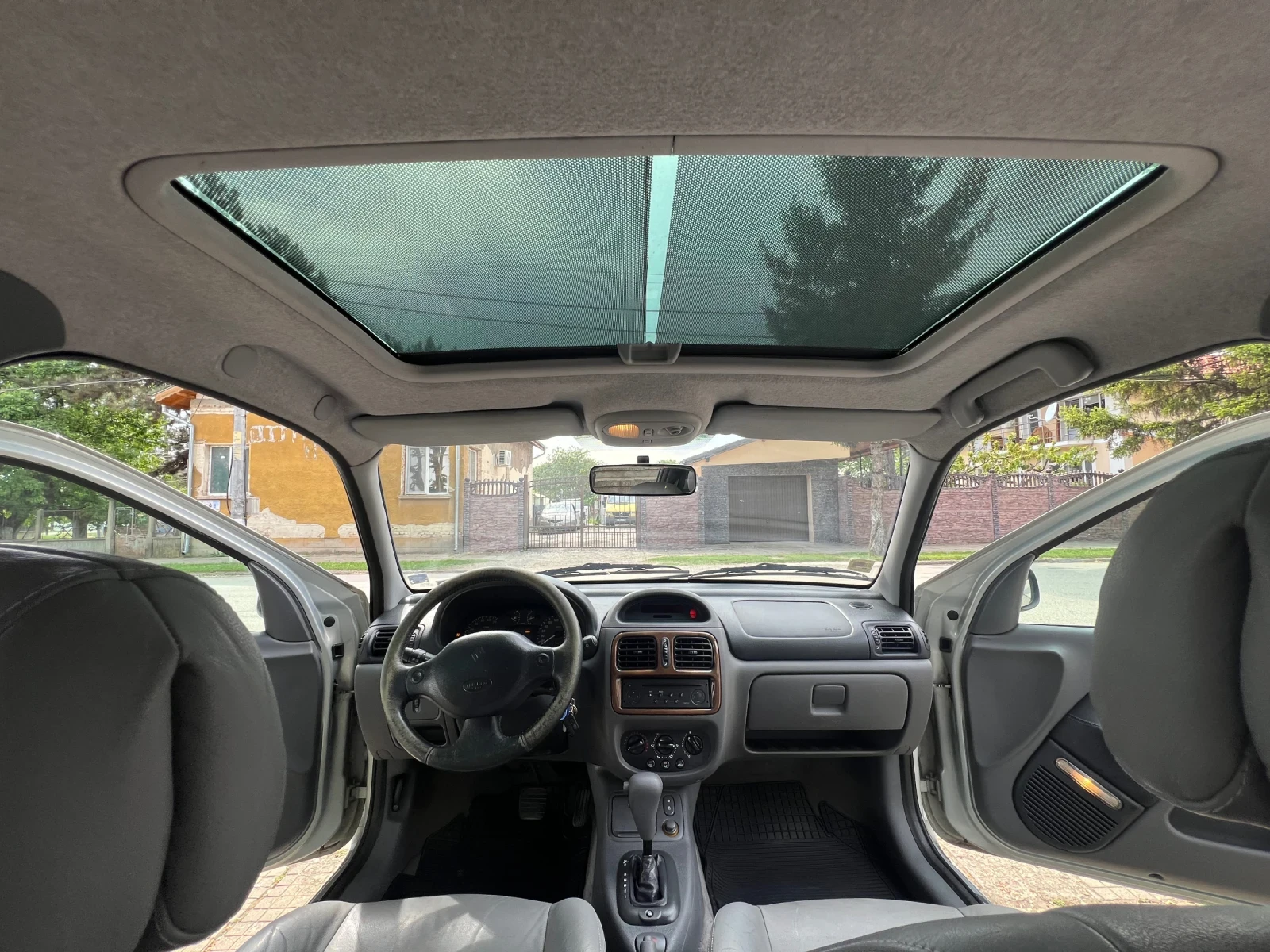 Renault Clio 1.6 8V Initiale Paris - Поръчково изпълнение! - изображение 10