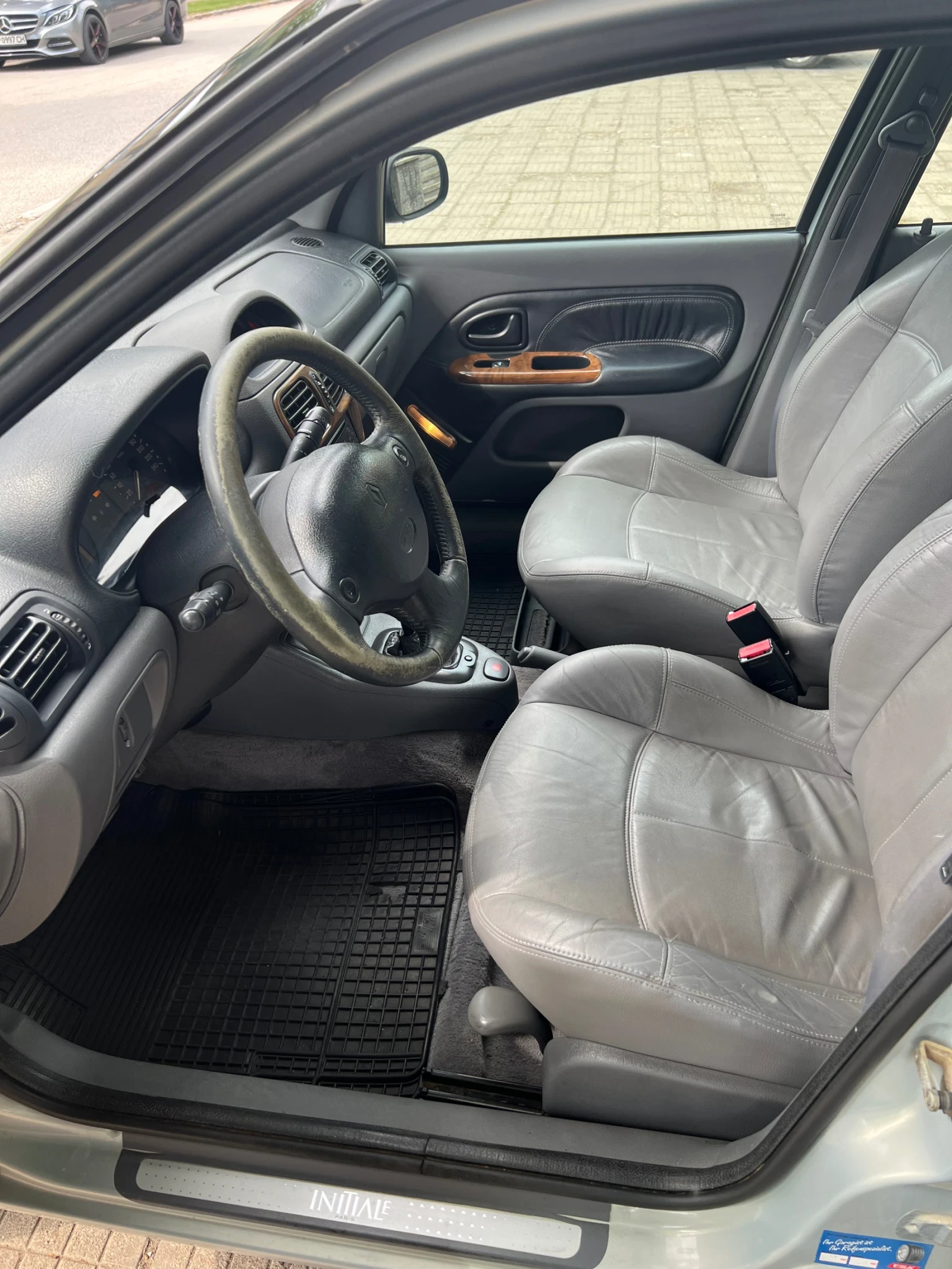 Renault Clio 1.6 8V Initiale Paris - Поръчково изпълнение! - изображение 9