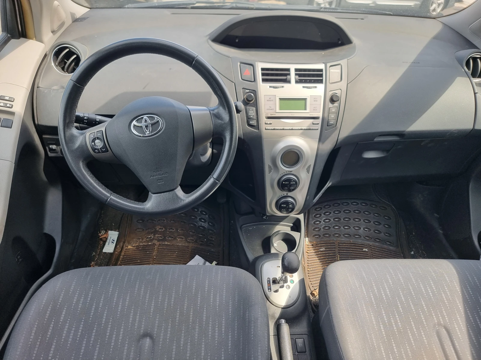 Toyota Yaris 1.0 VVT-I Automatic, снимка 4 - Автомобили и джипове - 54752801