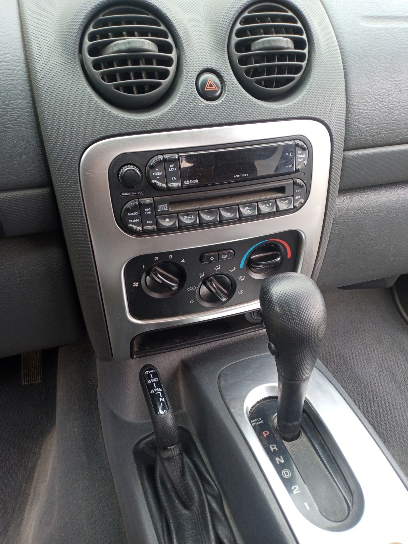 Jeep Cherokee 2, 8 CRD 4x4  - изображение 10
