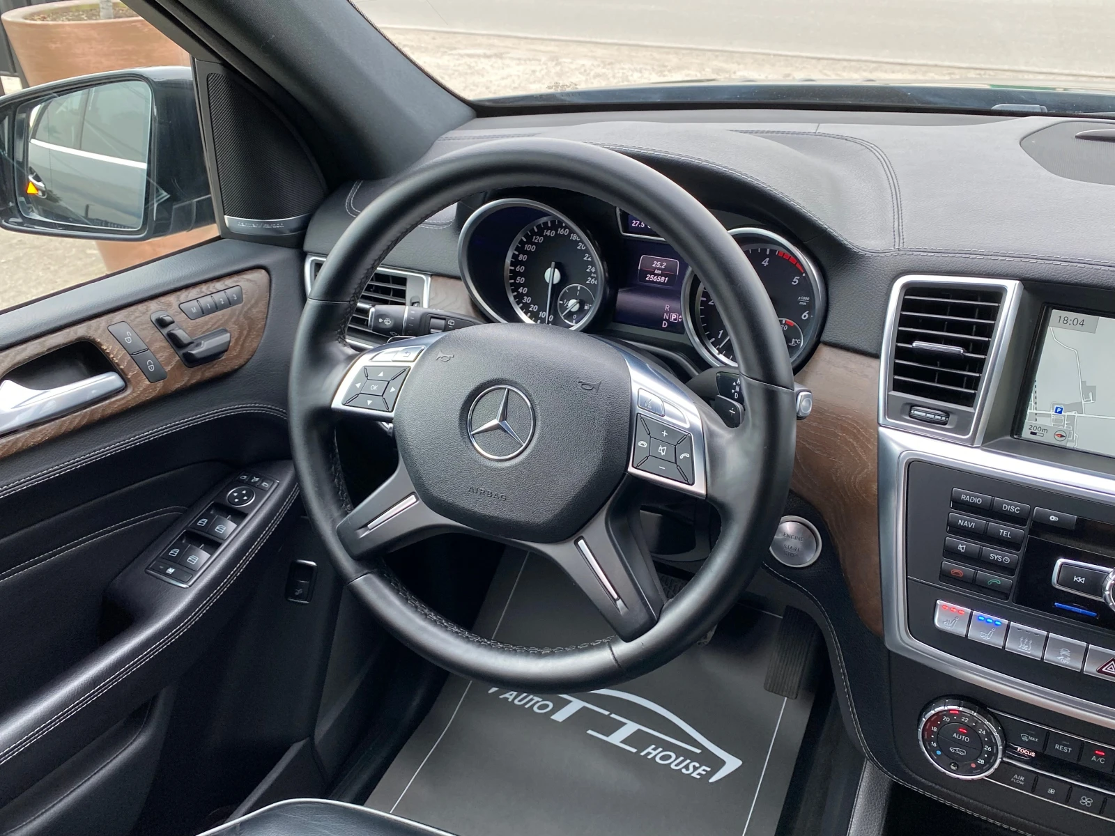 Mercedes-Benz ML 350 AMG* 3xTV* Pano* DIS* Key GO* MAX FULL* , снимка 13 - Автомобили и джипове - 54870898