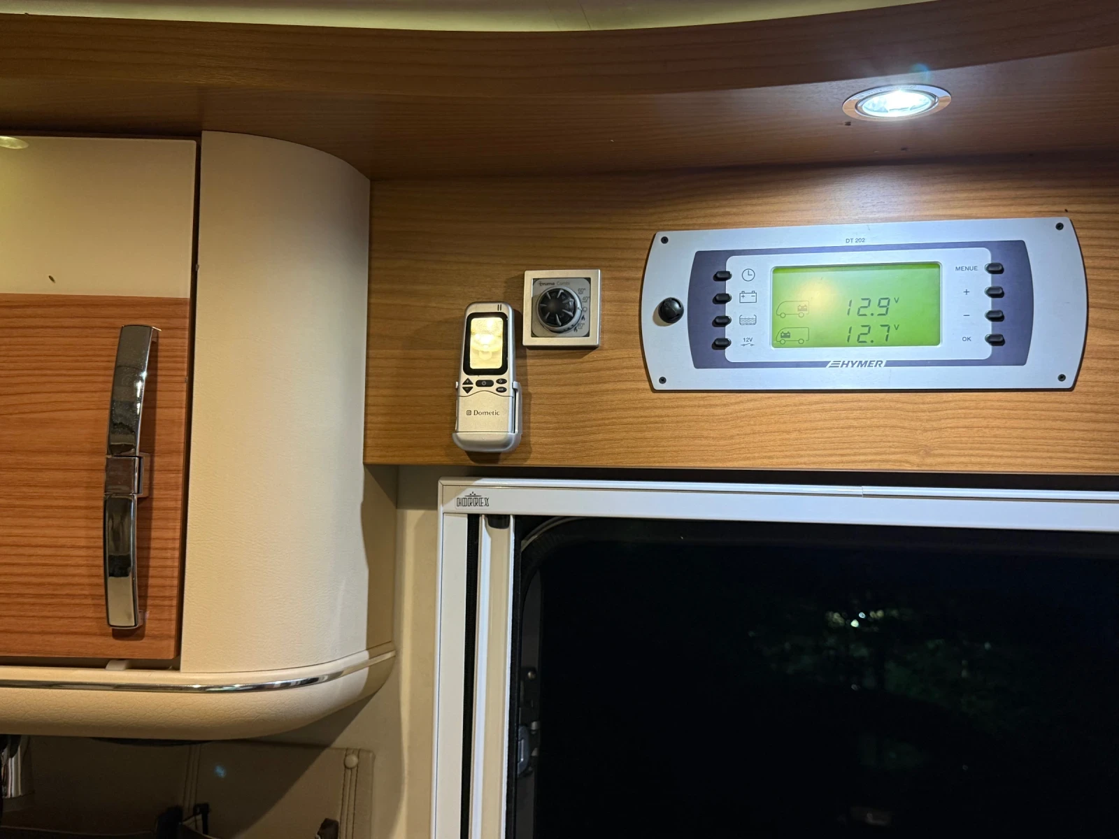 Кемпер HYMER / ERIBA B614 SL Star Edition  БАРТЕР, снимка 8 - Каравани и кемпери - 55053899