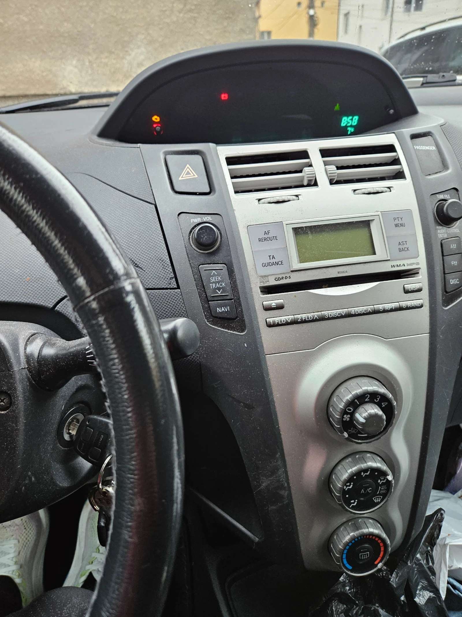 Toyota Yaris 1300.VVT-I - изображение 5