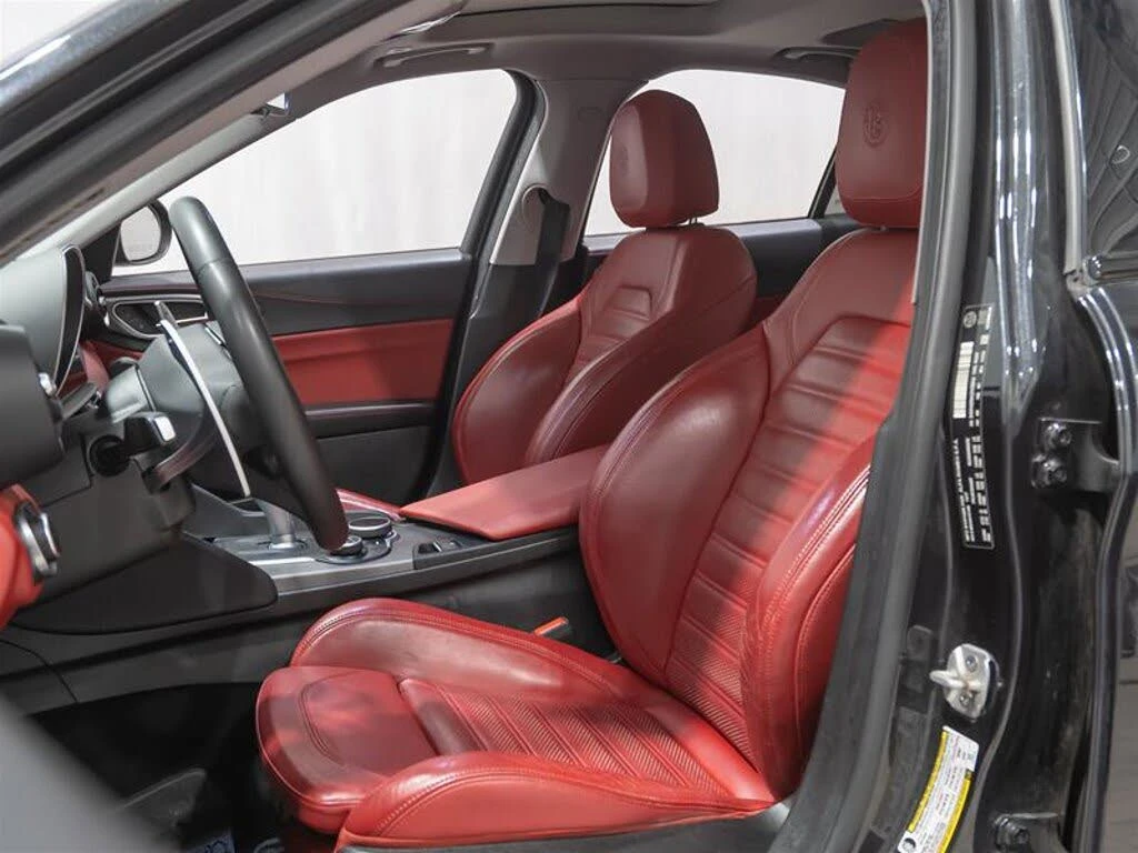 Alfa Romeo Giulia Ti Sport AWD* HARMAN KARDON* ПОДГРЕВ* КАМЕРА* , снимка 7 - Автомобили и джипове - 54714589