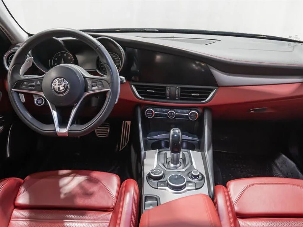 Alfa Romeo Giulia Ti Sport AWD* HARMAN KARDON* ПОДГРЕВ* КАМЕРА* , снимка 10 - Автомобили и джипове - 54714589