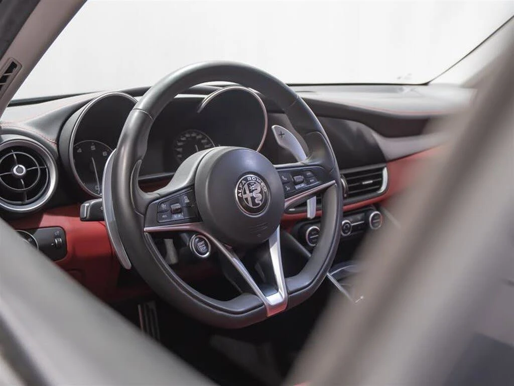 Alfa Romeo Giulia Ti Sport AWD* HARMAN KARDON* ПОДГРЕВ* КАМЕРА* , снимка 8 - Автомобили и джипове - 54714589