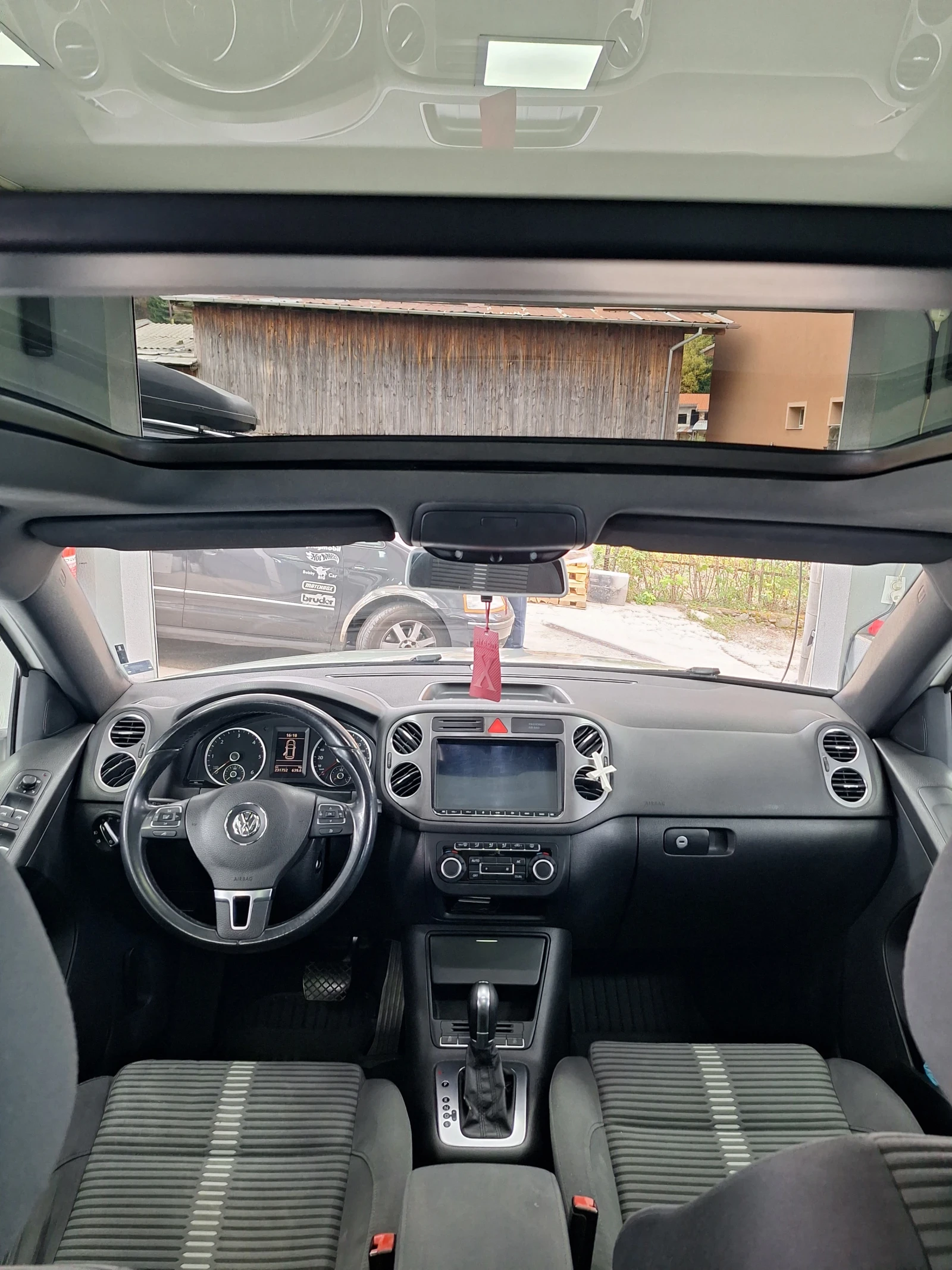 VW Tiguan 4х4, Автоматик, Панорама, снимка 5 - Автомобили и джипове - 56452653