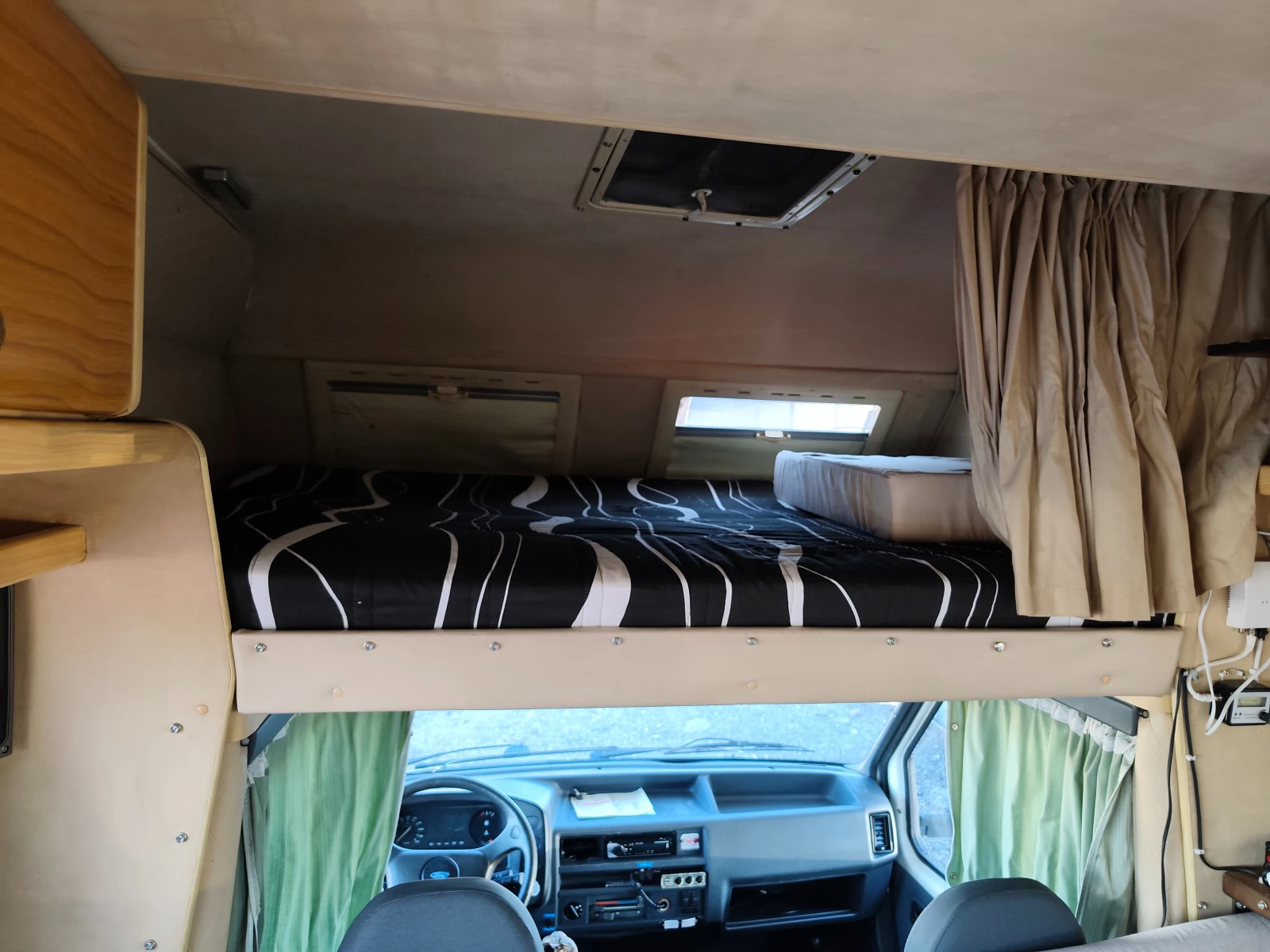 Кемпер Laika Ford Transit 2.5 Swiss, снимка 12 - Каравани и кемпери - 56641396