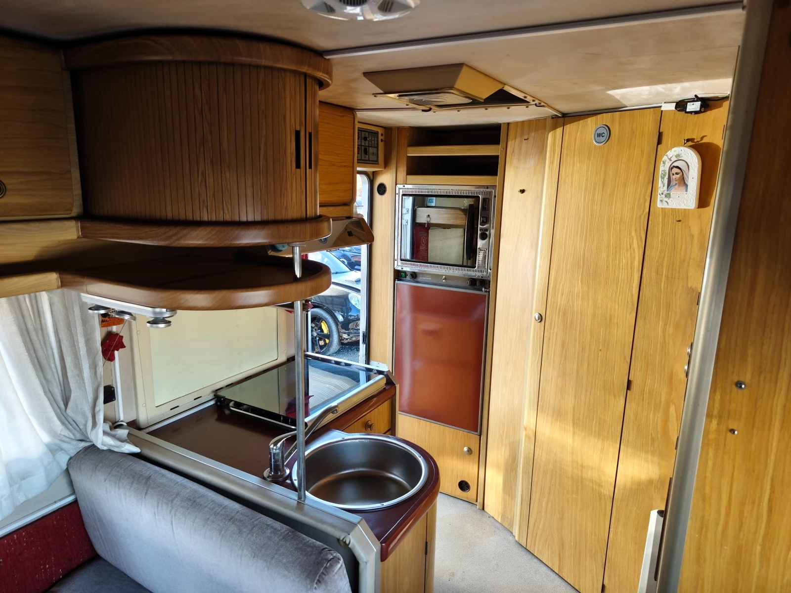 Кемпер Laika Ford Transit 2.5 Swiss, снимка 8 - Каравани и кемпери - 56641396