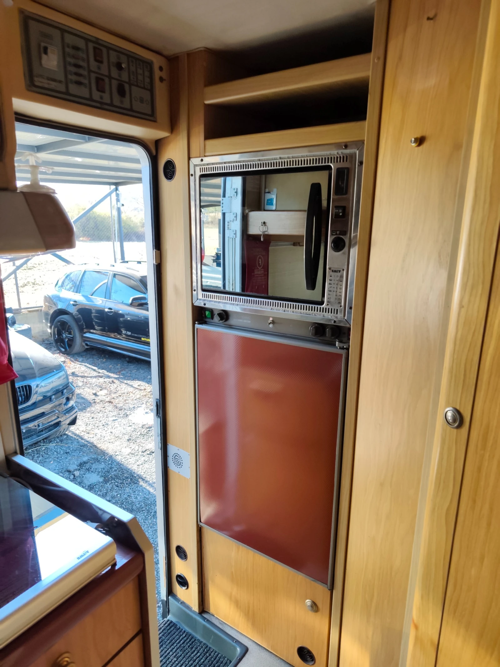 Кемпер Laika Ford Transit 2.5 Swiss, снимка 14 - Каравани и кемпери - 56641396