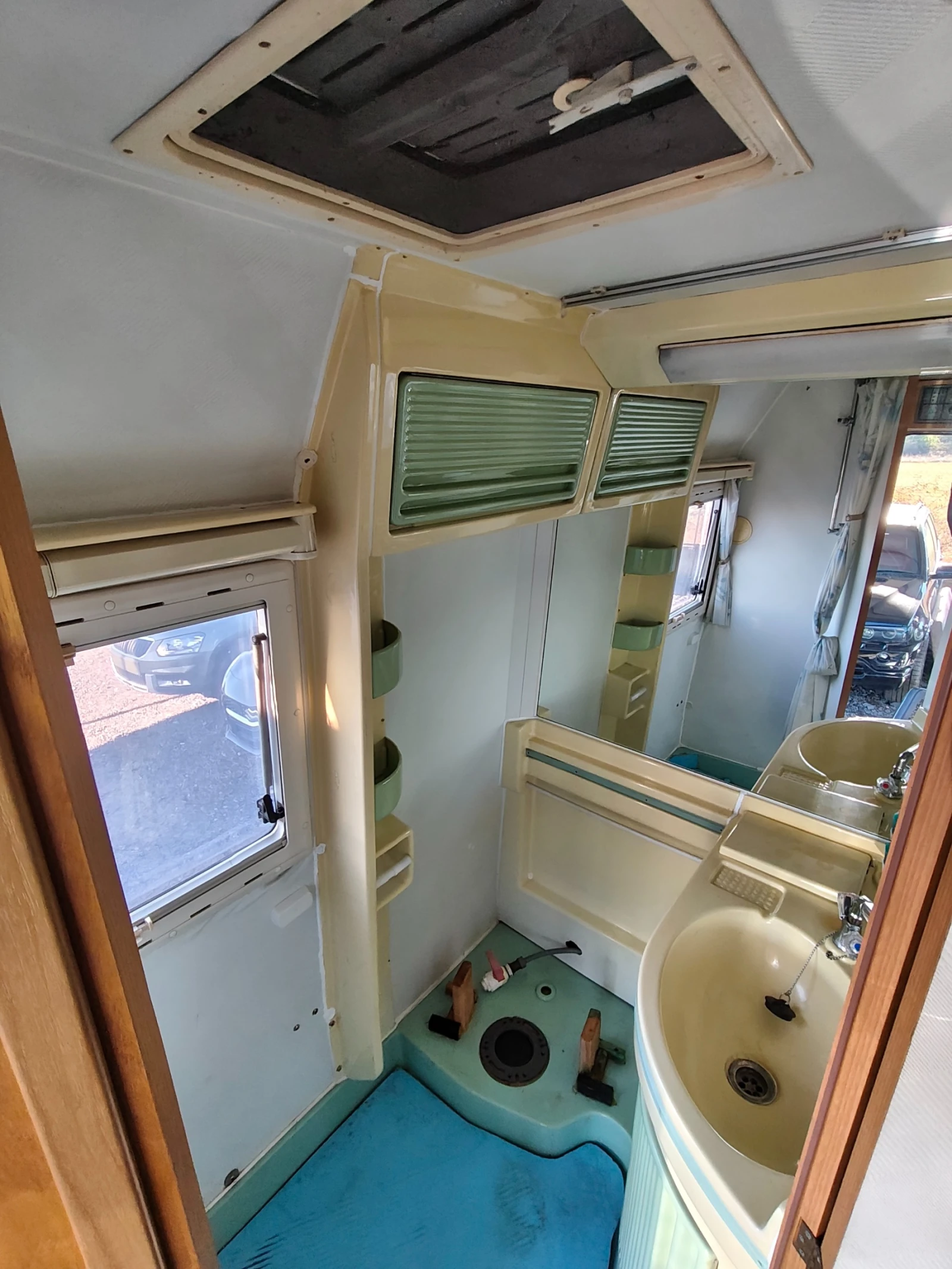 Кемпер Laika Ford Transit 2.5 Swiss, снимка 15 - Каравани и кемпери - 56641396