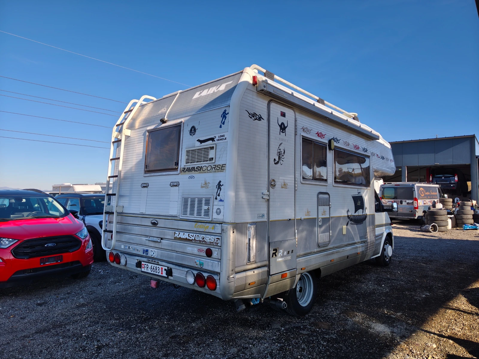 Кемпер Laika Ford Transit 2.5 Swiss, снимка 3 - Каравани и кемпери - 56641396