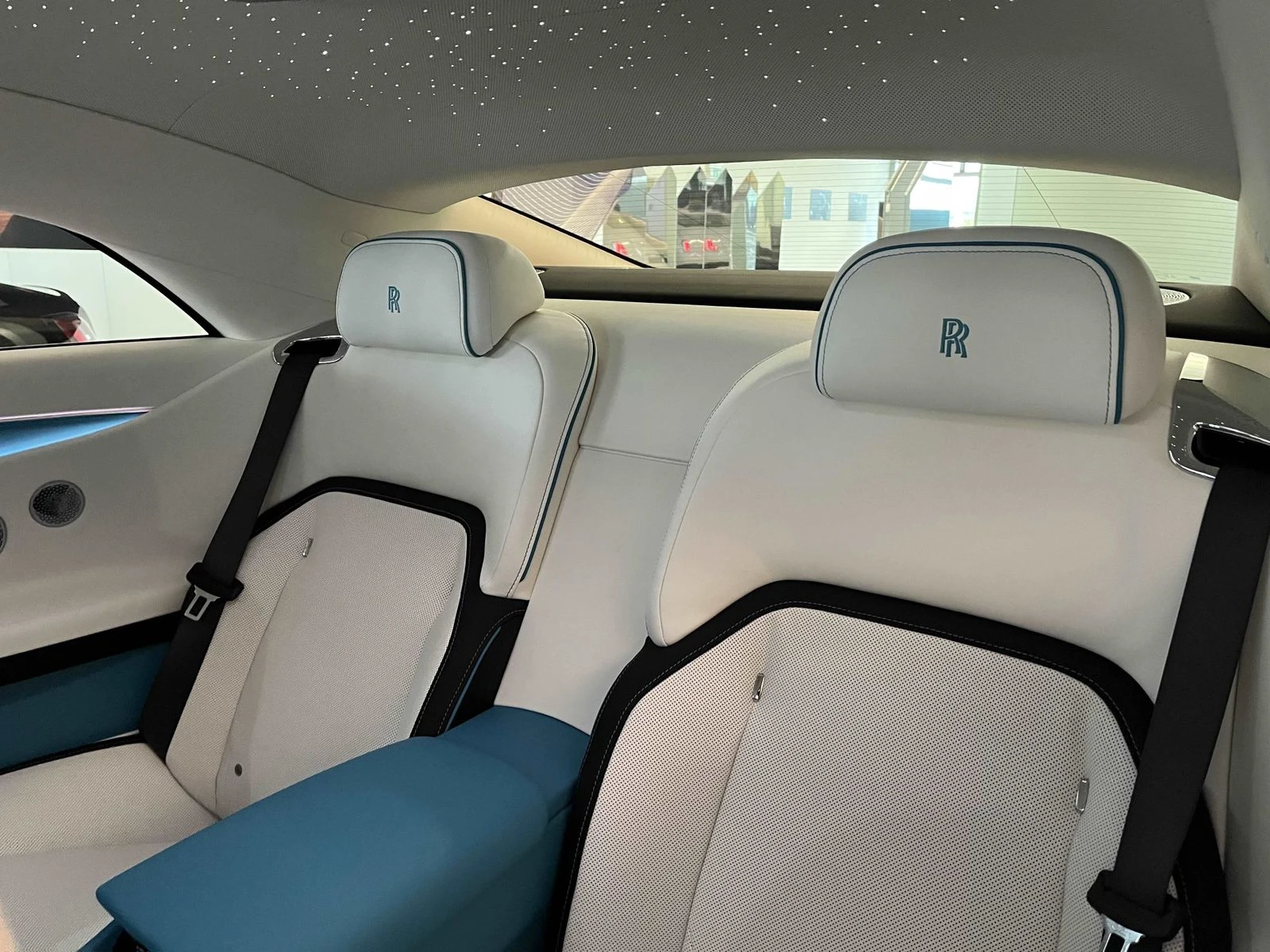 Rolls-Royce Spectre  - изображение 8