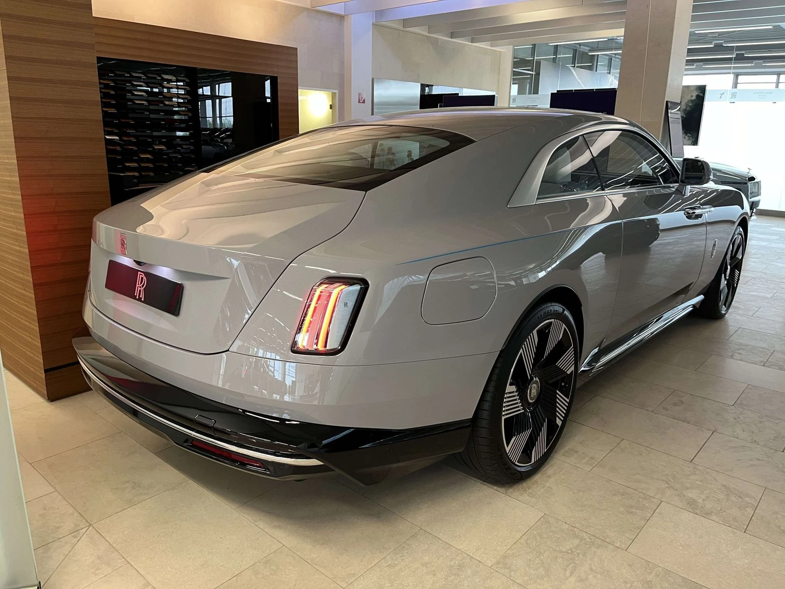Rolls-Royce Spectre  - изображение 4