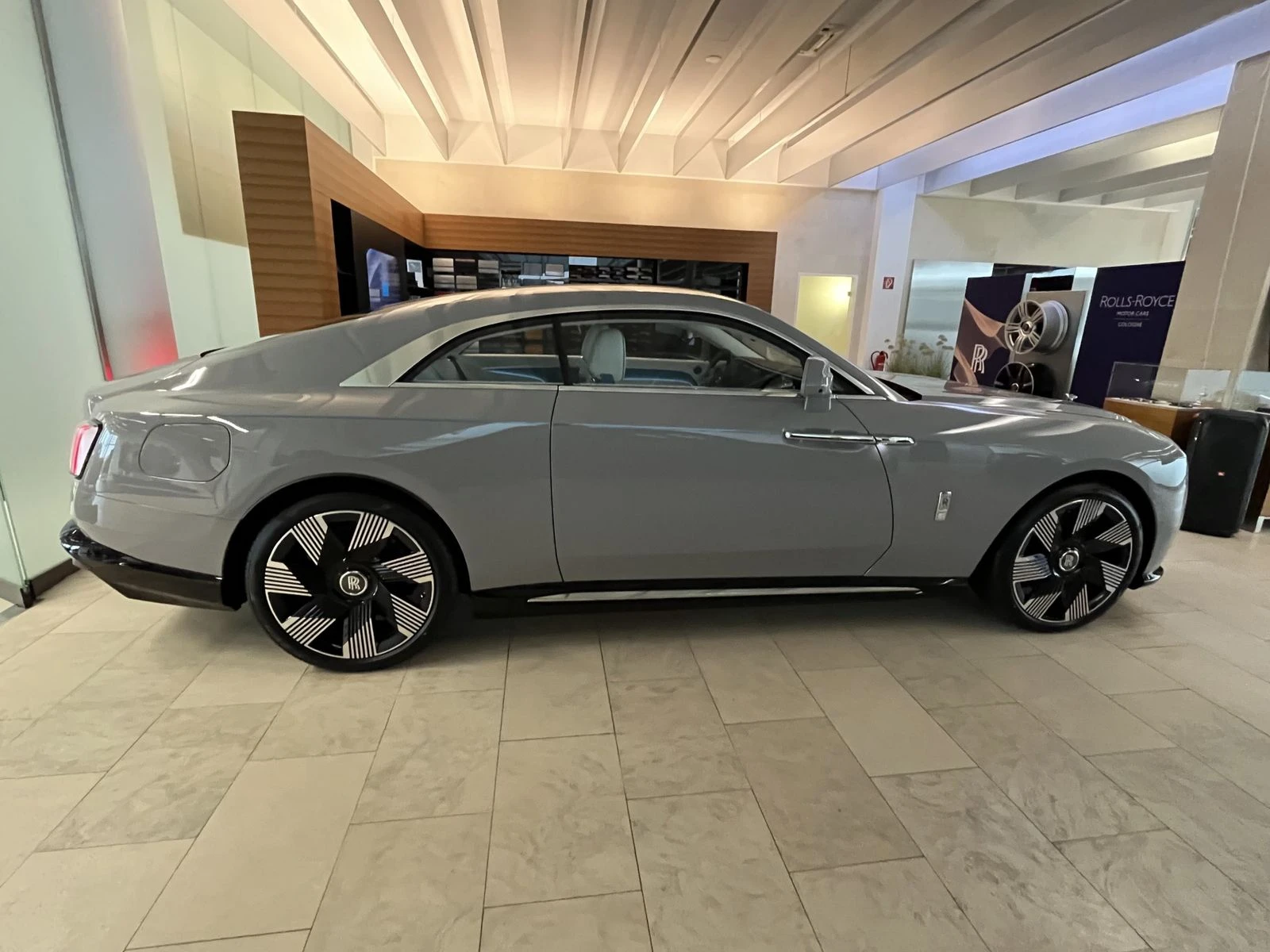 Rolls-Royce Spectre  - изображение 3