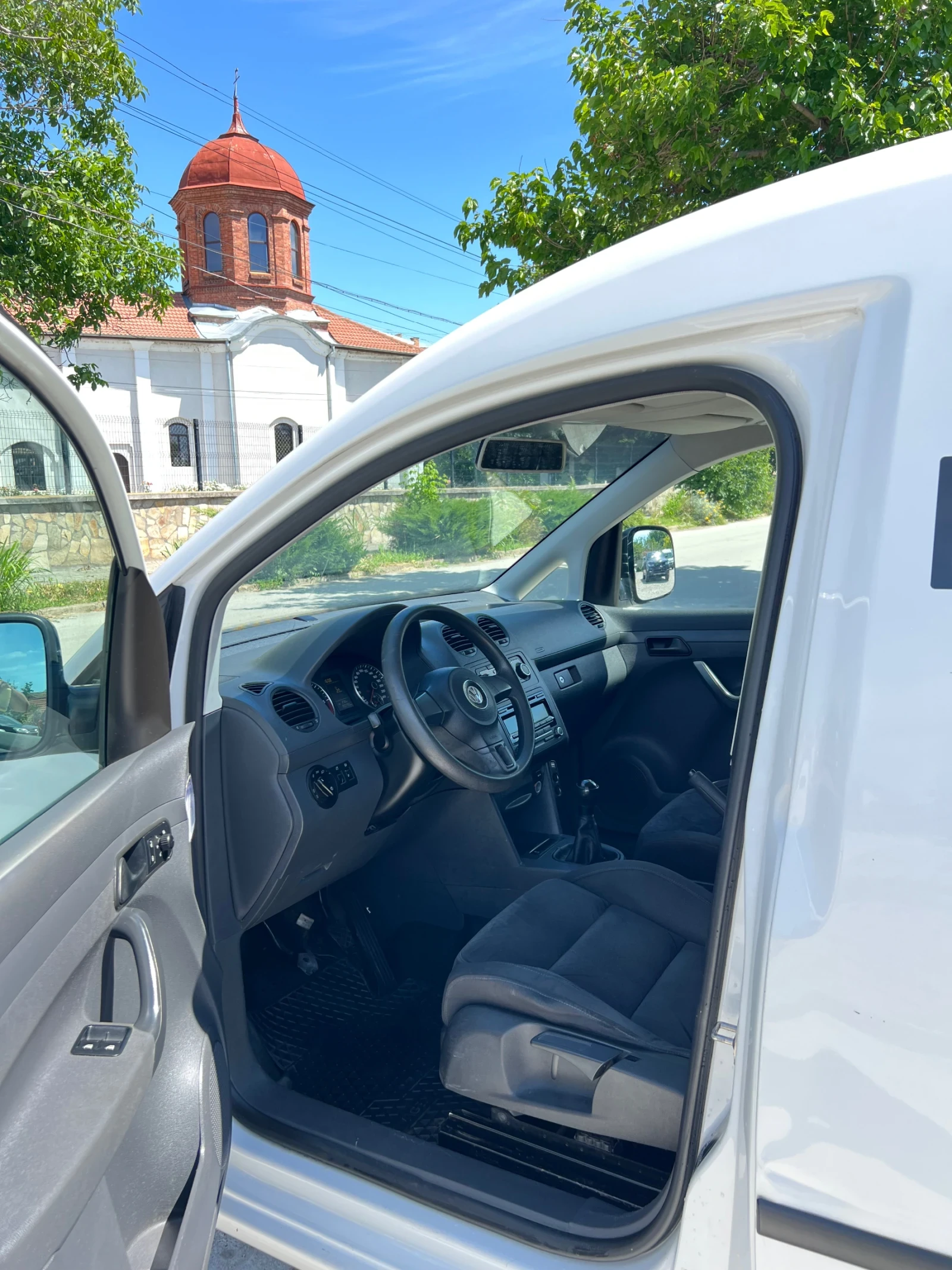 VW Caddy 1.6tdi, снимка 10 - Автомобили и джипове - 54940369