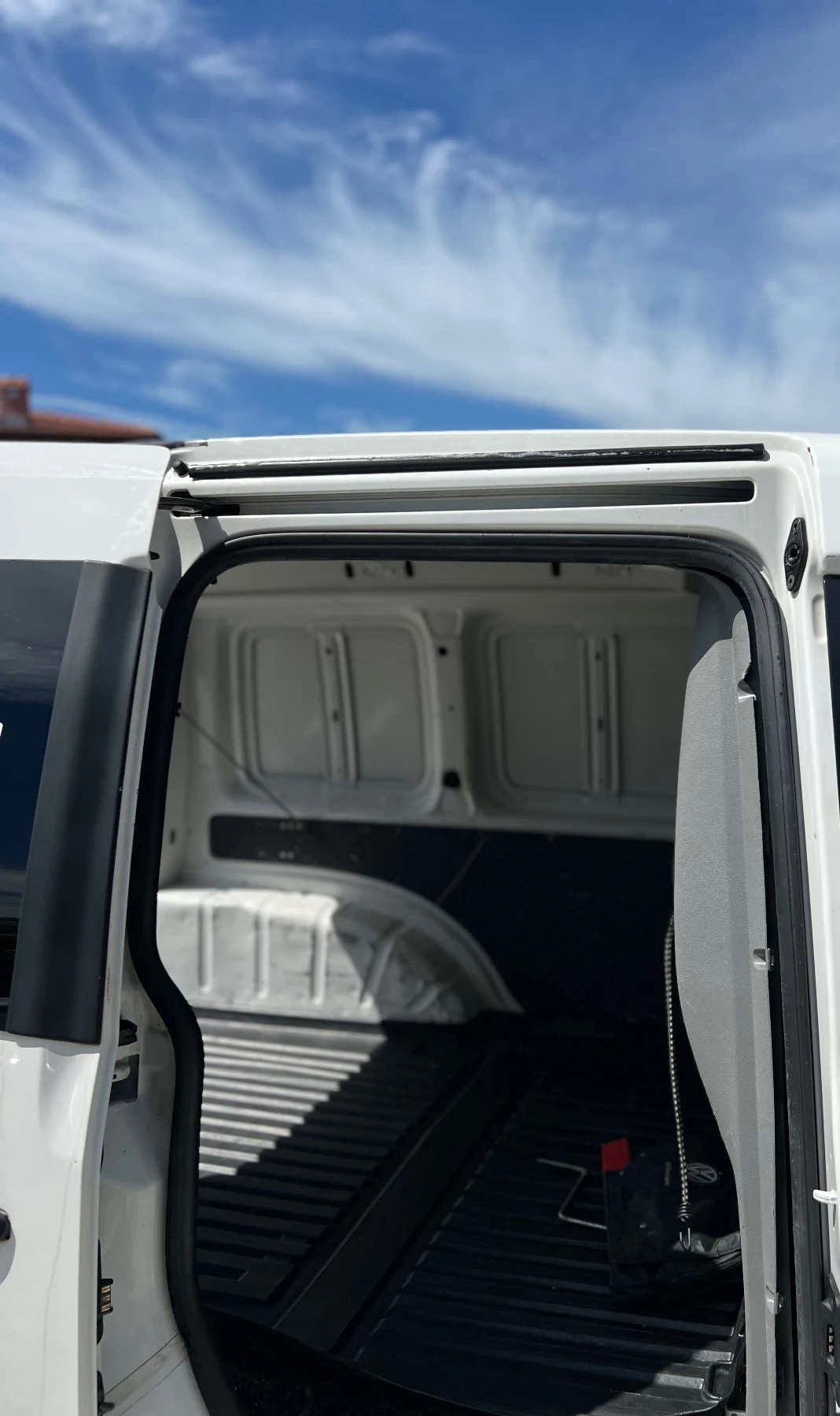 VW Caddy 1.6tdi, снимка 7 - Автомобили и джипове - 54940369