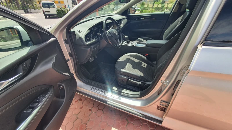 Opel Insignia 1.6 SPORTS TOURER* AUTOMATIC* NAVI* KEYLESS* , снимка 8 - Автомобили и джипове - 49930642