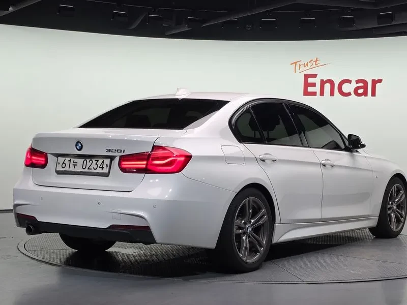 BMW 320 i M Sports - САМО 30% АВАНС, снимка 2 - Автомобили и джипове - 55896888