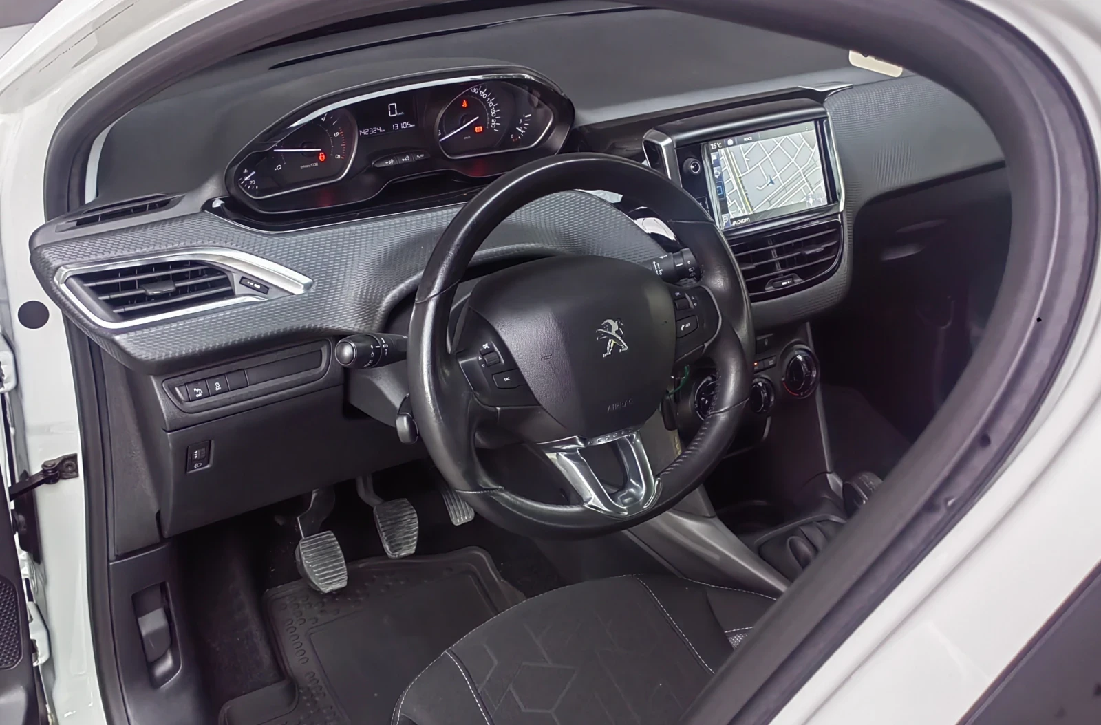 Peugeot 2008 1.6 EHDI 101hp, снимка 14 - Автомобили и джипове - 56165180