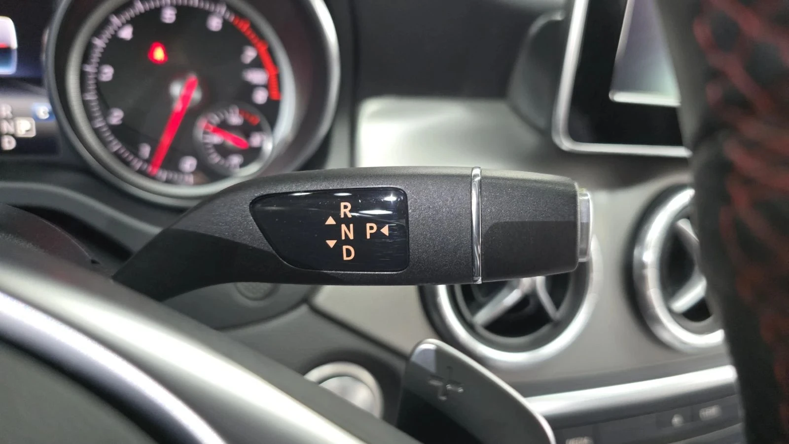 Mercedes-Benz CLA 220, снимка 9 - Автомобили и джипове - 56687943