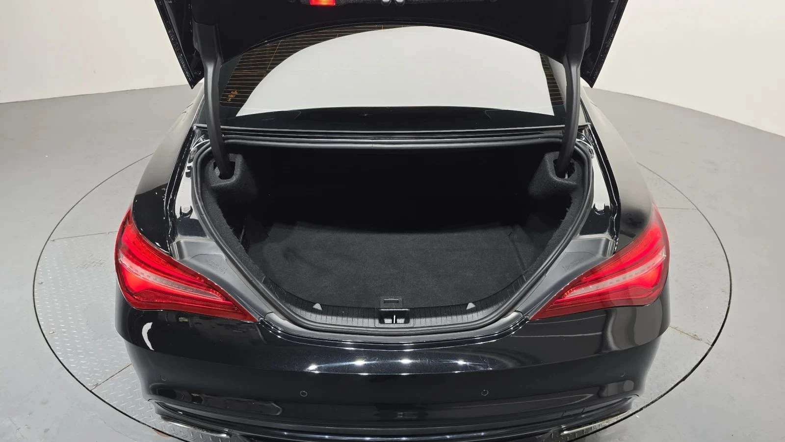 Mercedes-Benz CLA 220, снимка 14 - Автомобили и джипове - 56687943