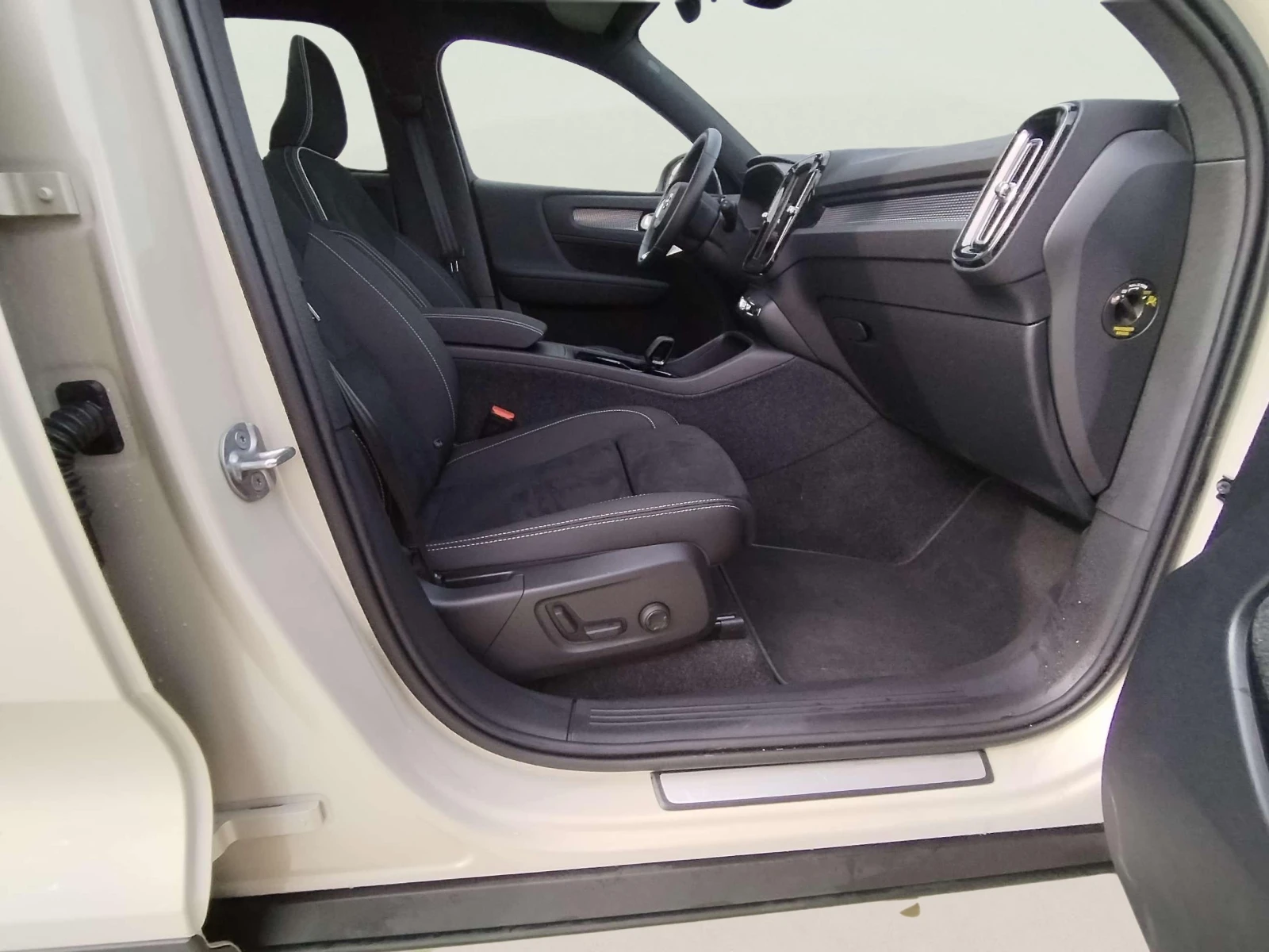 Volvo XC40 2.0 - изображение 9