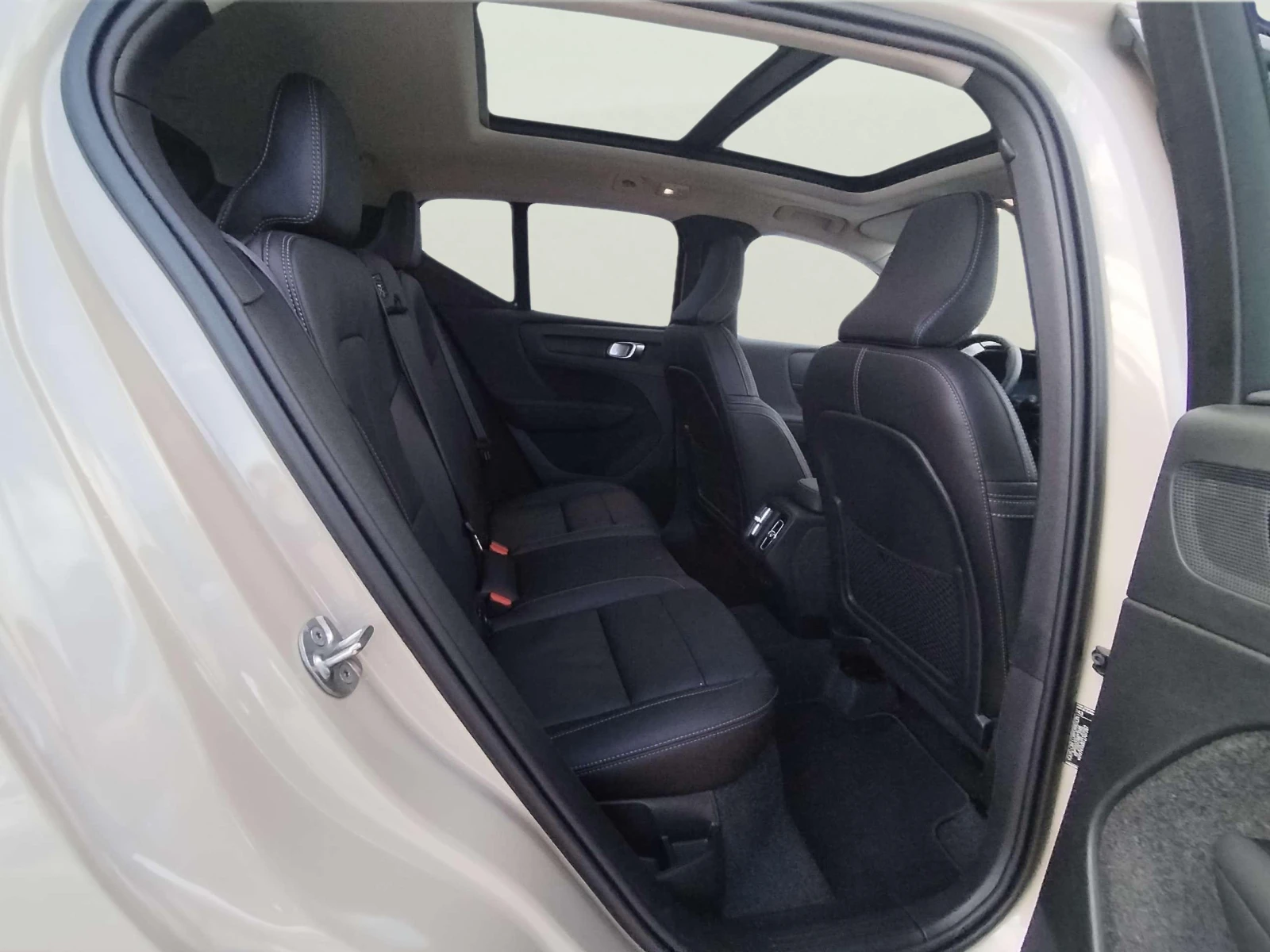 Volvo XC40 2.0 - изображение 10