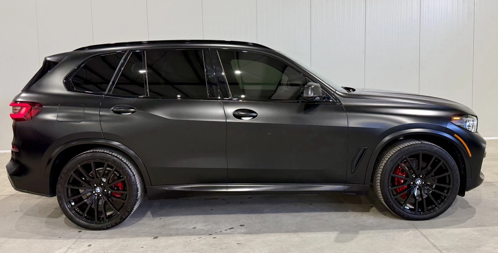 BMW X5 40i Black Vermilion, снимка 6 - Автомобили и джипове - 54597377