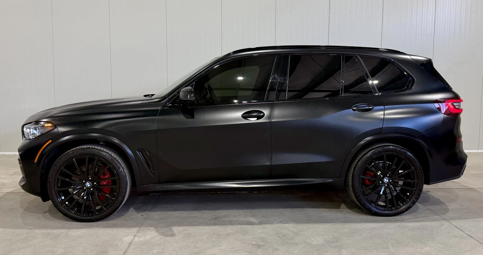 BMW X5 40i Black Vermilion, снимка 2 - Автомобили и джипове - 54597377