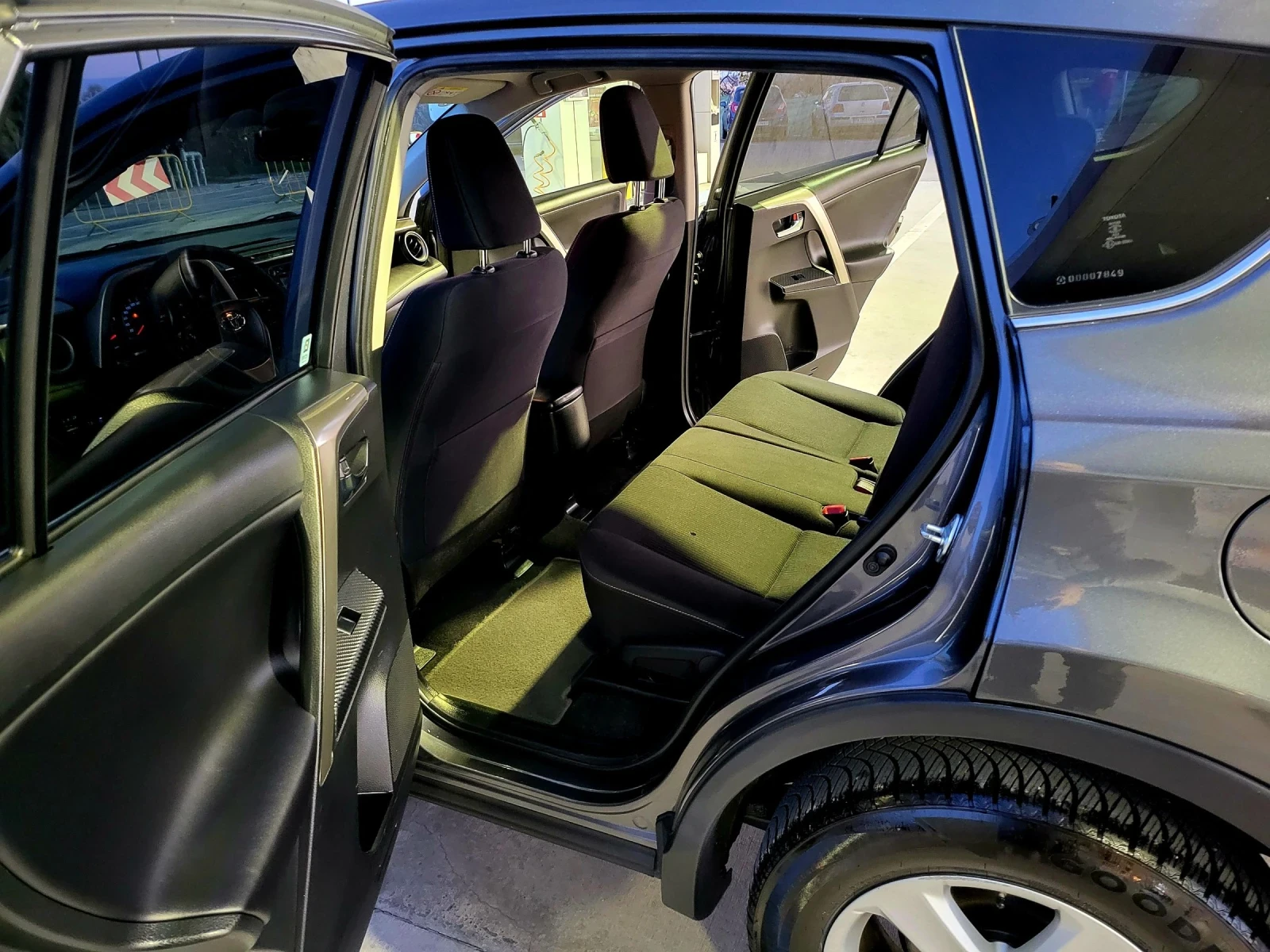Toyota Rav4 2.0 D4D, снимка 11 - Автомобили и джипове - 55590195